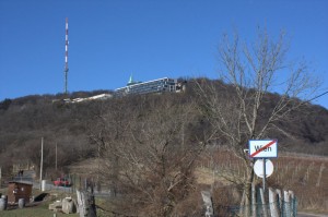 Die Sendeanlage, Hotel und die Wiener Stadtgrenze