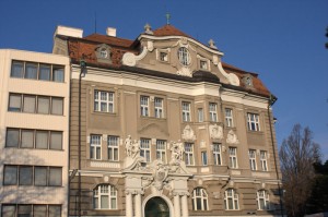 Daneben findet sich ein schönes Jugenstilhaus mit sehr häßlichem Anbau.