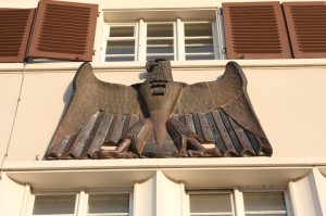 Der Adler über dem Hauptportal