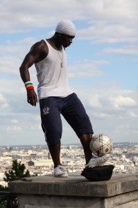 Fußballartist auf dem Montmartre