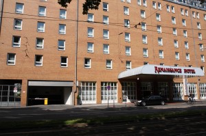 Die Einfahrt am Hotel