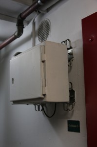 Schwingend aufgehängter Elektrokasten