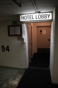 Hier geht's zum Hotel. Erstaunlicherweise ist diese Drucktür recht dünn.