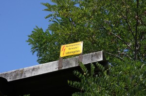 Hochspannung gibt es hier seit 2005 nicht mehr, denn die Oberleitung wurde entfernt.