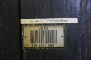Hier findet sich noch die Nummer des Schutzraumwarts (im Bild unkenntlich gemacht)