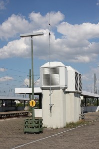 Lüftungsanlagen auf dem Bahnsteig zu Gleis 13+14
