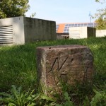Antiker Stein neben den Lüftungsschächten.