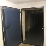 Verwinkelt befindet sich dahinter eine zweite Drucktür.