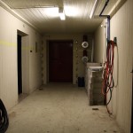Hinter dieser Außentür ist die Anlieferung. Man bemerke die Strahlenschutzsteine und die Dusche rechts