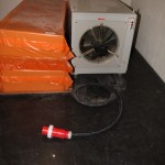 ...und ein fetter Lüfter mit noch fetterem Stecker (63A?)